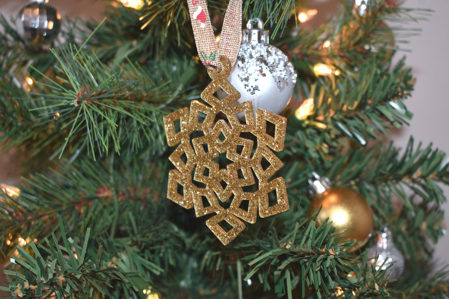 Christmas ornament - 5 colors available